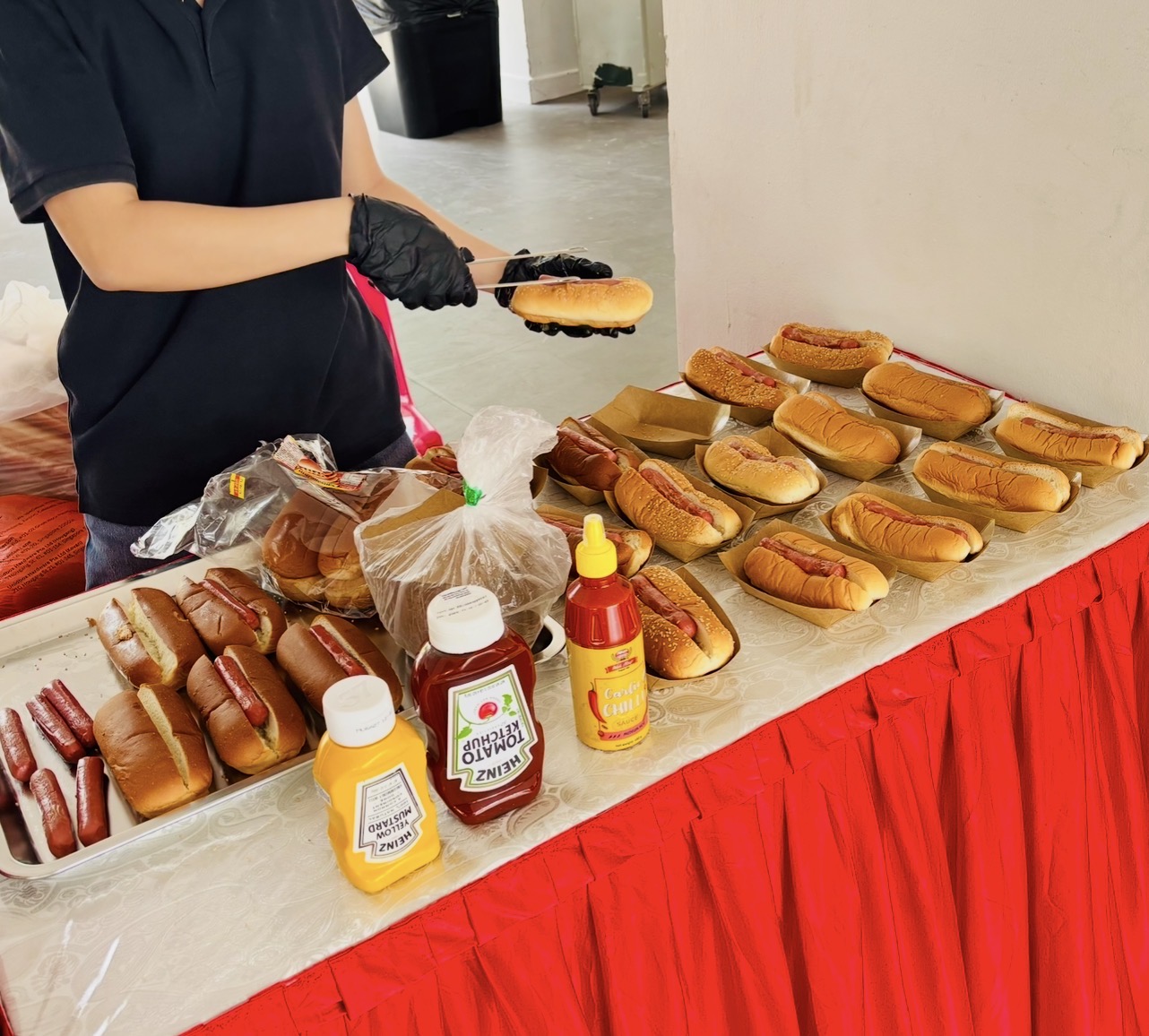 Hot dog bun live station